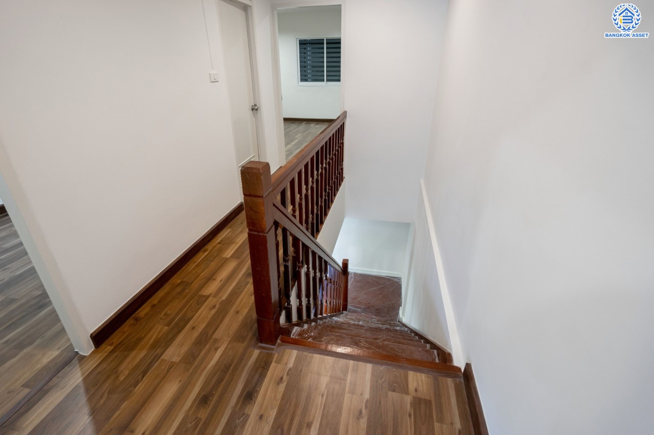 บ้านมือสองตกแต่งใหม่ ม.พิบูลย์การ์เด้นวิลล์ พิบูลย์สงคราม-พระราม5 เนื้อที่ 18 ตร.ว. ฟังก์ชัน 3 ห้องนอน 2 ห้องน้ำ จอดรถได้ 1 คัน บนสุดยอดทำเล! เชื่อมถนนพิบูลย์สงคราม, วงศ์สว่าง, นครอินทร์ และติวานนท์ ใกล้จุดขึ้นทางด่วนศรีรัช-วงแหวนรอบนอก ใกล้รถไฟฟ้า "สถานีแยกติวานนท์"...